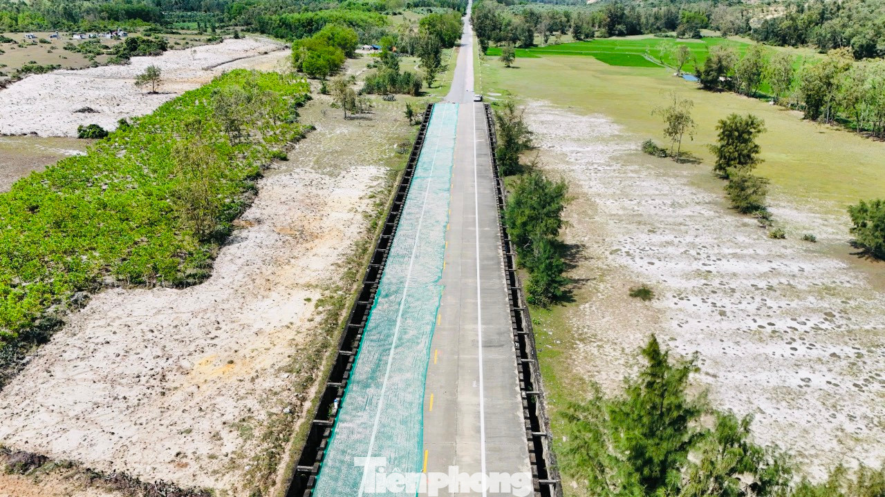 Ruốc tươi được thương lái mua, vận chuyển về cơ sở sản xuất để phơi làm ruốc khô hoặc mắm ruốc. Khoảng 3kg ruốc tươi sẽ được 1kg ruốc khô. Ảnh: Nguyễn Ngọc