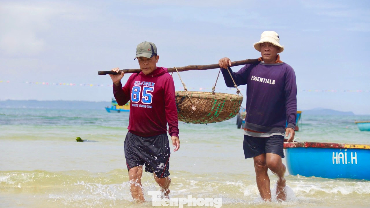 Ngoài những người trực tiếp đánh bắt, mùa ruốc cũng mang đến nguồn thu nhập khá cho nhiều phụ nữ trên bờ. Những người làm nghề vận chuyển ruốc thuê sẽ kiếm được 200.000 – 300.000 đồng mỗi ngày. Ảnh: Nguyễn Ngọc