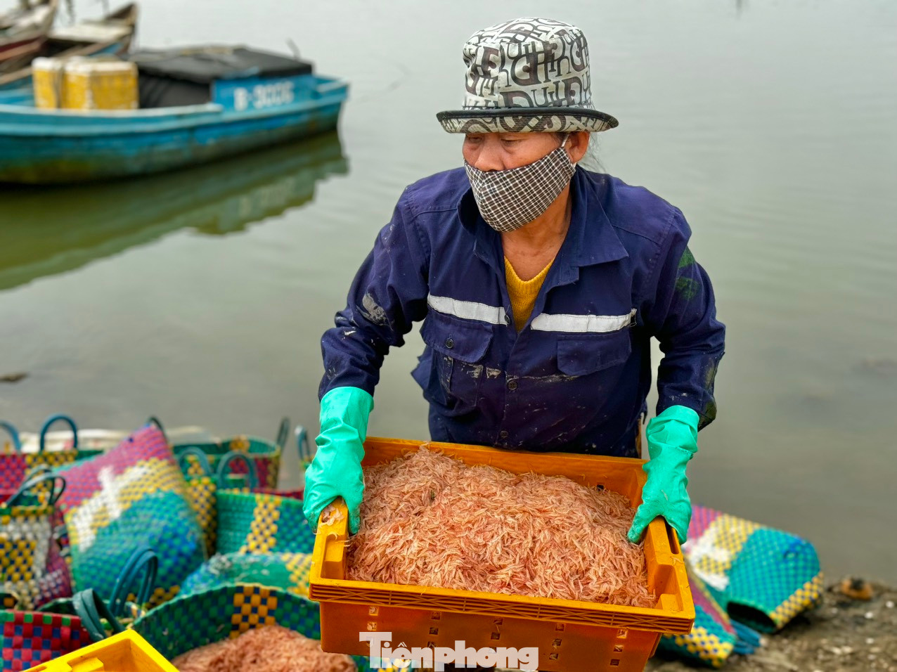 Những thùng ruốc đỏ au, tươi rói nhanh chóng được ngư dân kéo từ thuyền lên bờ cân bán cho thương lái. Ảnh: Nguyễn Ngọc