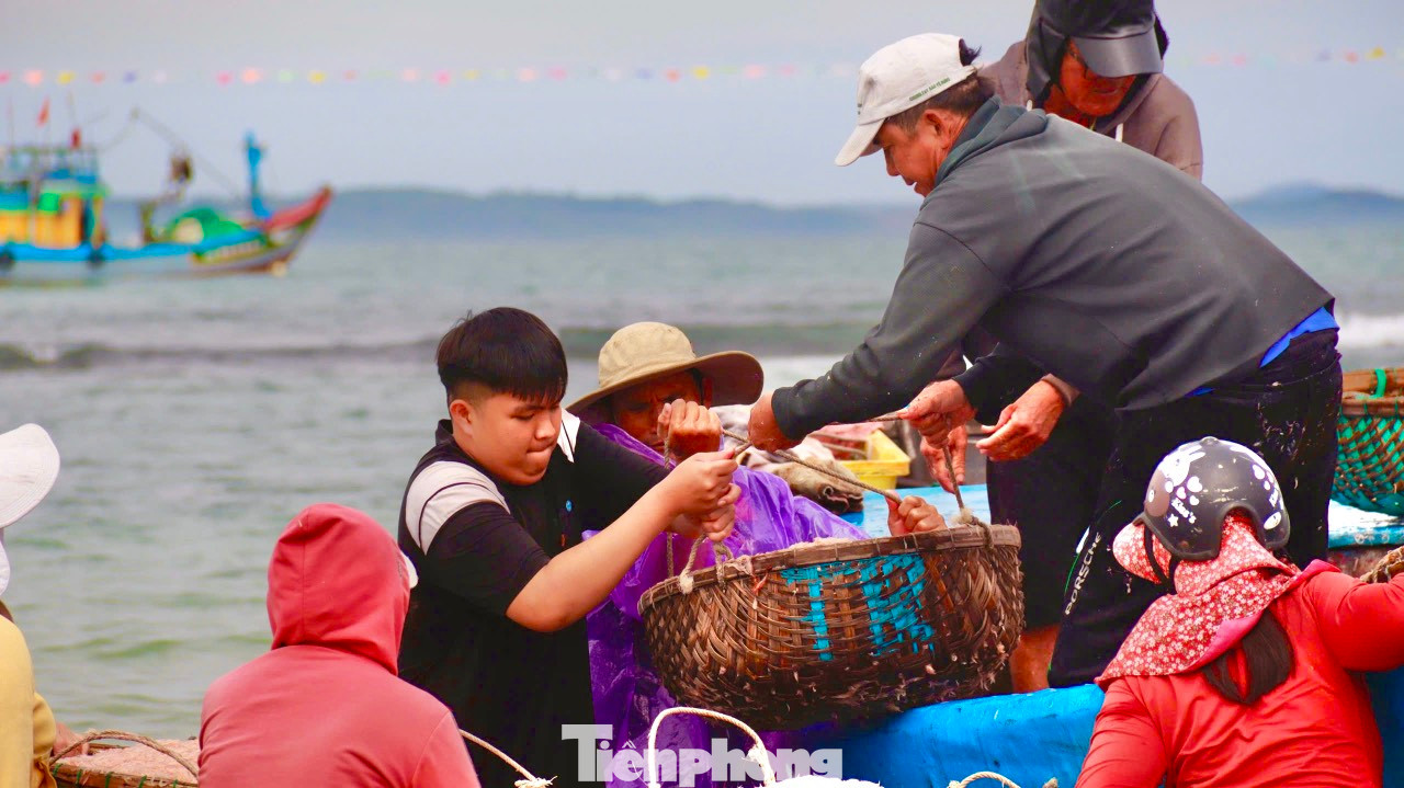 Theo các ngư dân, mùa ruốc thường bắt đầu từ tháng 1-2 và kéo dài đến tháng 4 (âm lịch). Ngư dân bắt đầu ra khơi từ 3 – 4h sáng đến trưa có thể thu hoạch được 4 - 5 tạ ruốc. Họ quay vào bờ bán ruốc rồi tiếp tục ra khơi cho chuyến biển buổi chiều. Ảnh: Nguyễn Ngọc