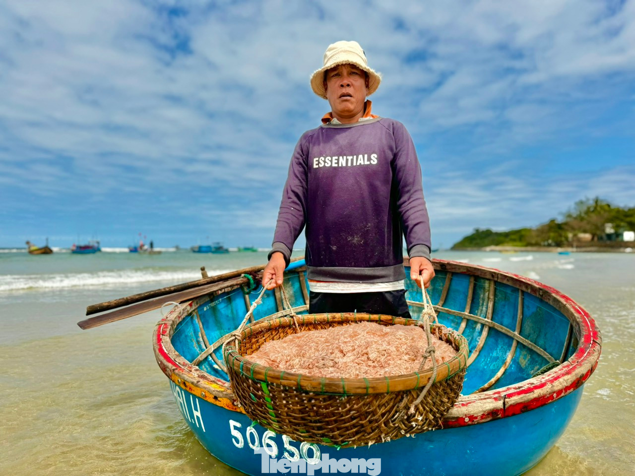 Ngư dân Võ Duy Hải (trú thôn Châu Thuận Biển, xã Bình Châu) cho biết, vùng biển đánh bắt chừng 3-4 hải lý, năm nay ruốc xuất hiện dày đặc nên tàu nào cũng trúng đậm. Ảnh: Nguyễn Ngọc
