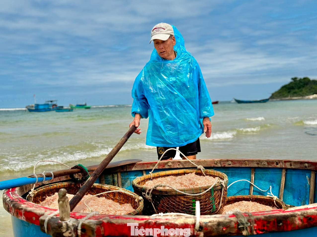 Ruốc (tép biển, khuyết) là tên gọi của một loại động vật giáp xác mười chân. Sống ở vùng nước ven gần bờ. Ruốc có hình dạng giống con tôm nhưng chỉ nhỏ khoảng 4 - 10 mm. Ảnh: Nguyễn Ngọc