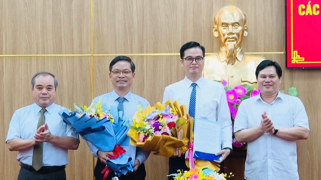 Ông Trần Văn Mẫn (thứ 2 từ phải qua) làm Trưởng ban và ông Nguyễn Hải Trường (thứ 2 từ trái qua) làm Phó Ban quản lý KKT Dung Quất và các KCN Quảng Ngãi. Ông Trần Văn Mẫn (thứ 2 từ phải qua) làm Trưởng ban và ông Nguyễn Hải Trường (thứ 2 từ trái qua) làm Phó Ban quản lý KKT Dung Quất và các KCN Quảng Ngãi.