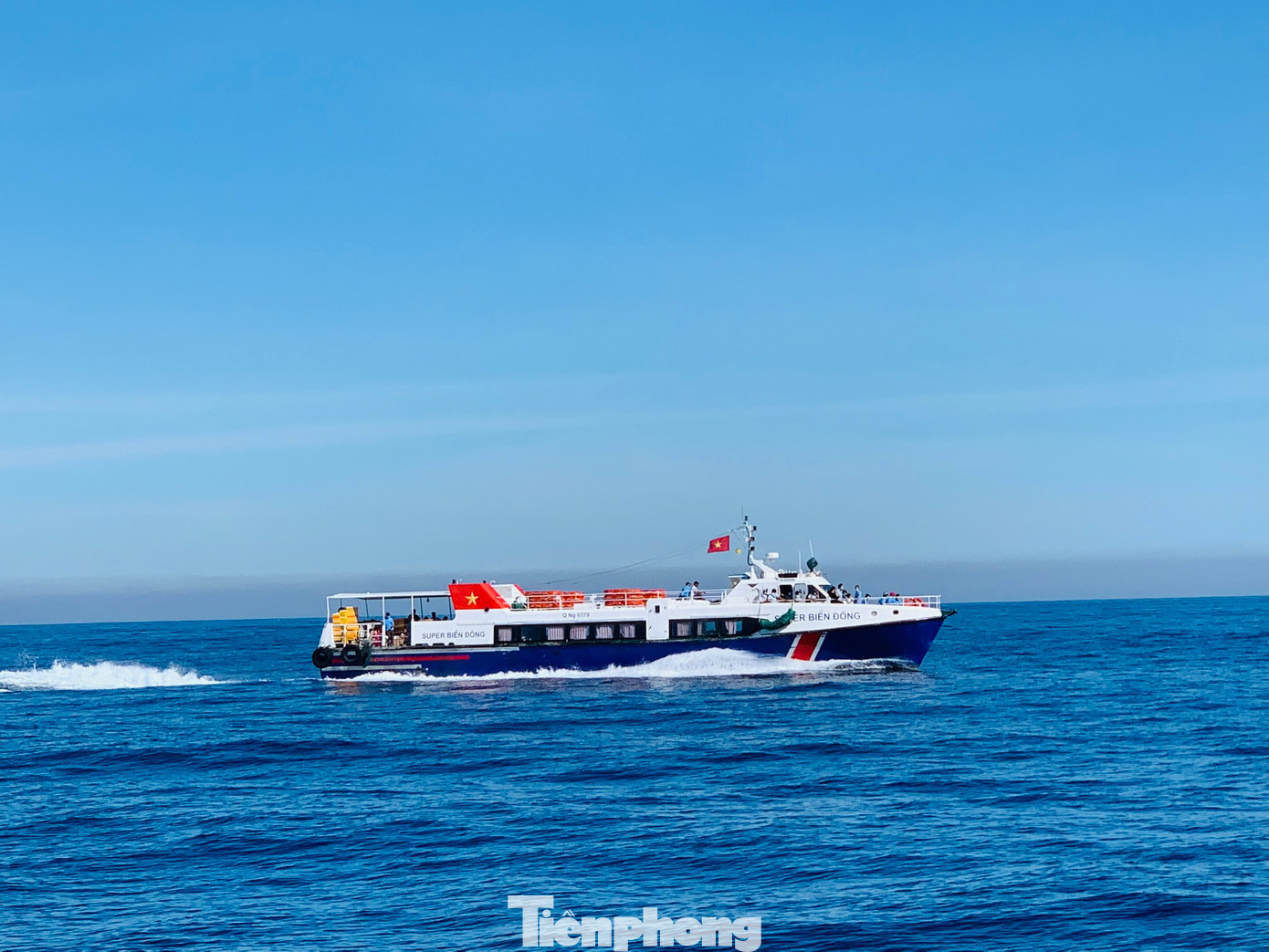 Tàu cao tốc đưa du khách ra đảo Lý Sơn tham quan, du lịch.