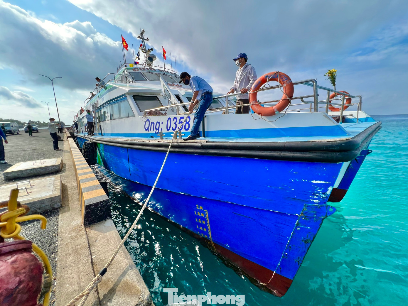 Tàu cao tốc đưa du khách ra đảo Lý Sơn tham quan, du lịch.