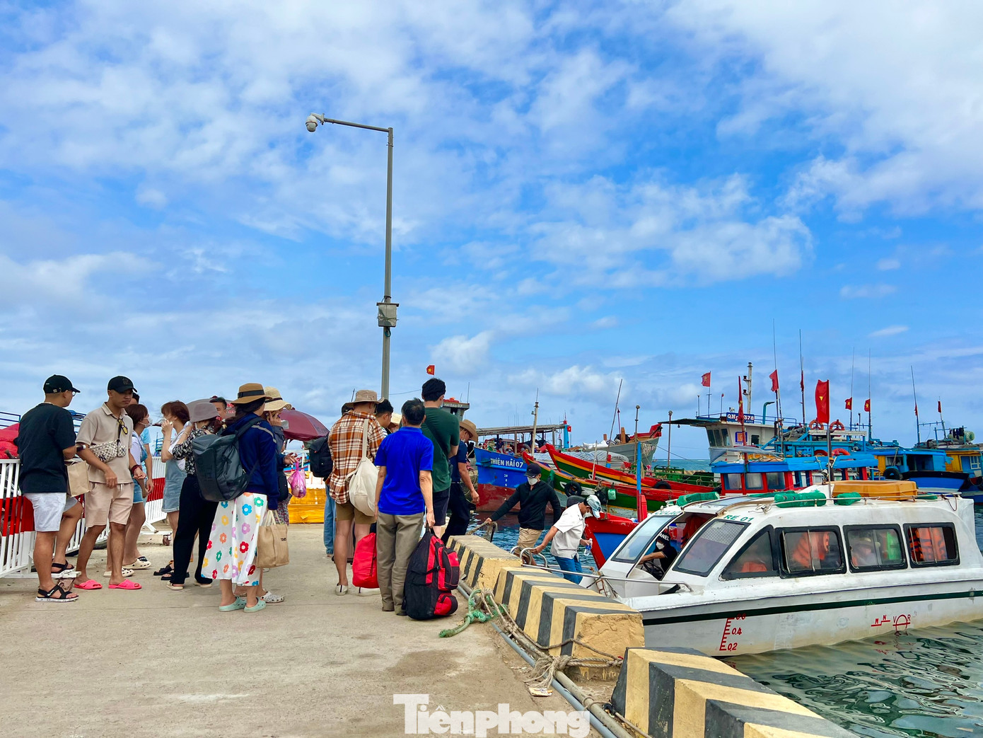 Du khách lên ca nô sang đảo Bé (huyện Lý Sơn) tham quan, du lịch.