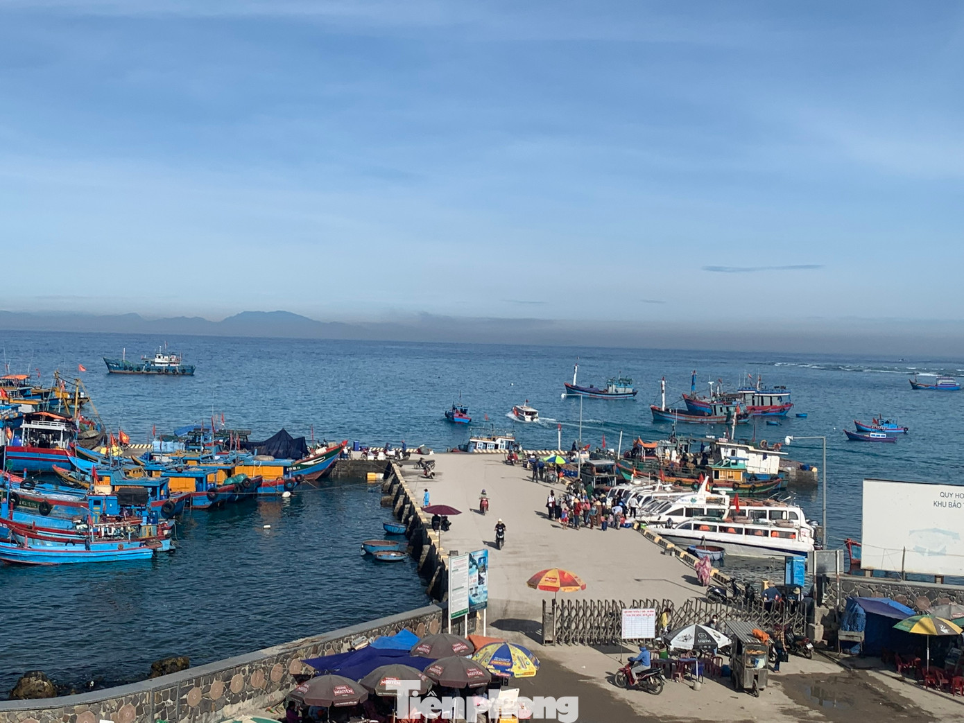 Du khách lên ca nô sang đảo Bé (huyện Lý Sơn) tham quan, du lịch.