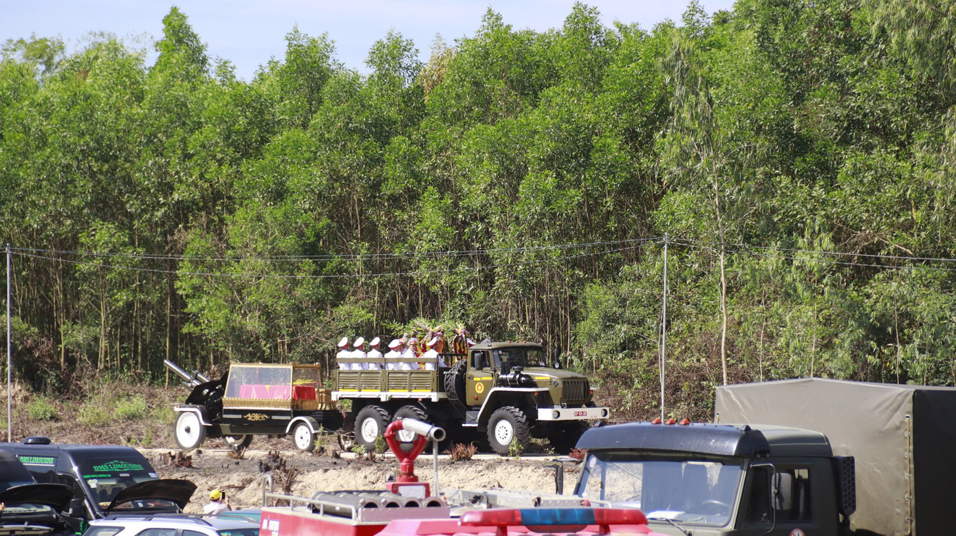 Đúng 14h30 ngày 25/5, đoàn xe đưa linh cữu của nguyên Chủ tịch nước Trần Đức Lương đã về đến quê nhà tại núi Dông Bồ (thôn Diên Trường, xã Phổ Khánh, tỉnh Quảng Ngãi).