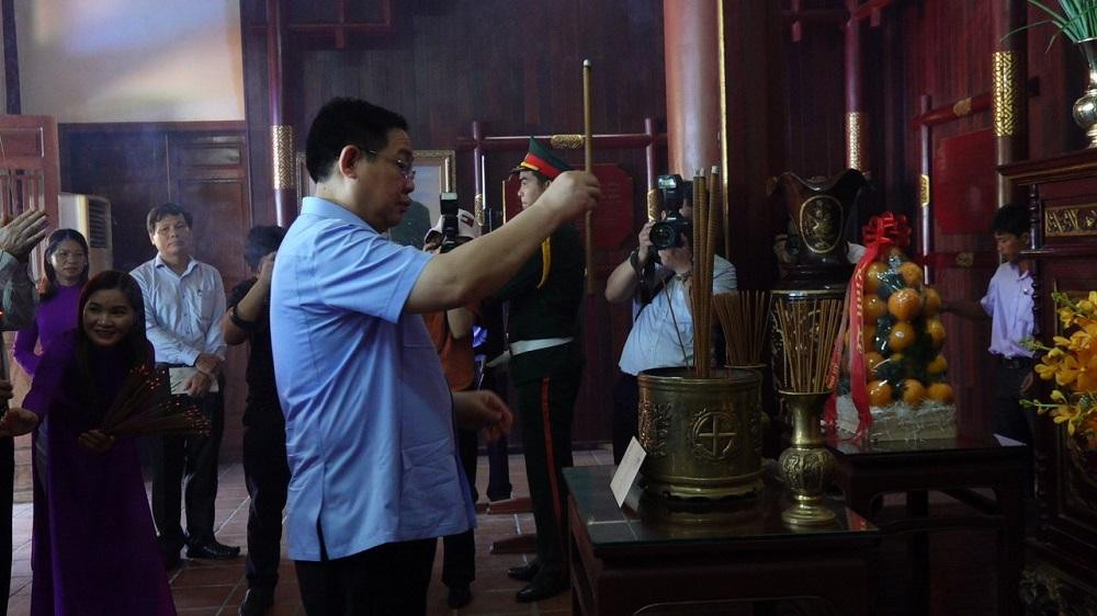 Chủ tịch Quốc hội Vương Đình Huệ dâng hương tưởng nhớ cố Thủ tướng Chính phủ Phạm Văn Đồng.