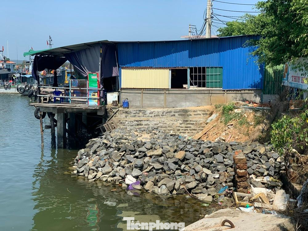 Công trình lấn chiếm vẫn ngang nhiên tồn tại. Ảnh: Nguyễn Ngọc Công trình lấn chiếm vẫn ngang nhiên tồn tại. Ảnh: Nguyễn Ngọc