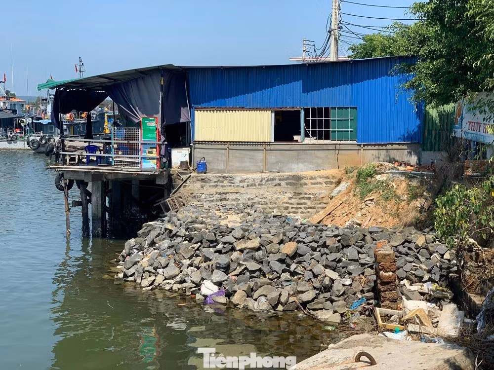 Công trình lấn chiếm vẫn ngang nhiên tồn tại. Ảnh: Nguyễn Ngọc