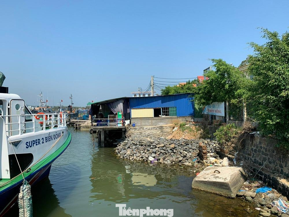 Tàu thuyền ra vào, neo đậu tại cảng Sa Kỳ bị cản trở, gây nguy hiểm ,bởi công trình lấn chiếm. Ảnh: Nguyễn Ngọc Tàu thuyền ra vào, neo đậu tại cảng Sa Kỳ bị cản trở, gây nguy hiểm ,bởi công trình lấn chiếm. Ảnh: Nguyễn Ngọc