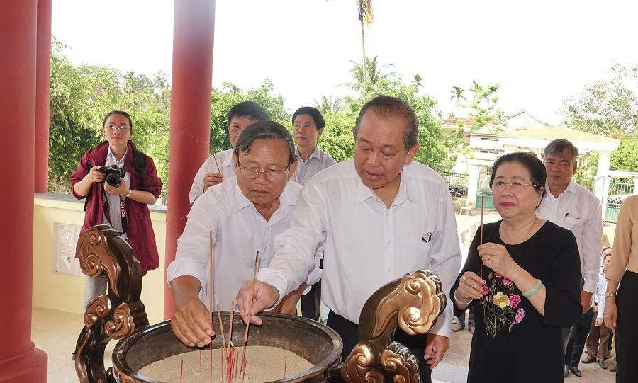 Phó Thủ tướng Trương Hòa Bình dâng hương tại Di tích lịch sử Địa đạo Hiệp Phổ Nam. Ảnh: Nguyễn Ngọc