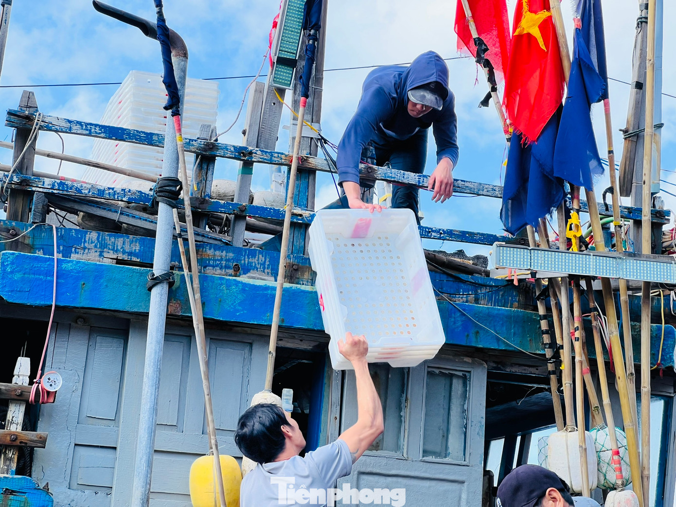 Theo các ngư dân, bán cá xong trở về nhà đón Tết cùng gia đình, đến tầm mồng 10 tháng Giêng, họ sẽ tiếp tục ra khơi đánh bắt thủy sản đầu năm mới. Theo các ngư dân, bán cá xong trở về nhà đón Tết cùng gia đình, đến tầm mồng 10 tháng Giêng, họ sẽ tiếp tục ra khơi đánh bắt thủy sản đầu năm mới.