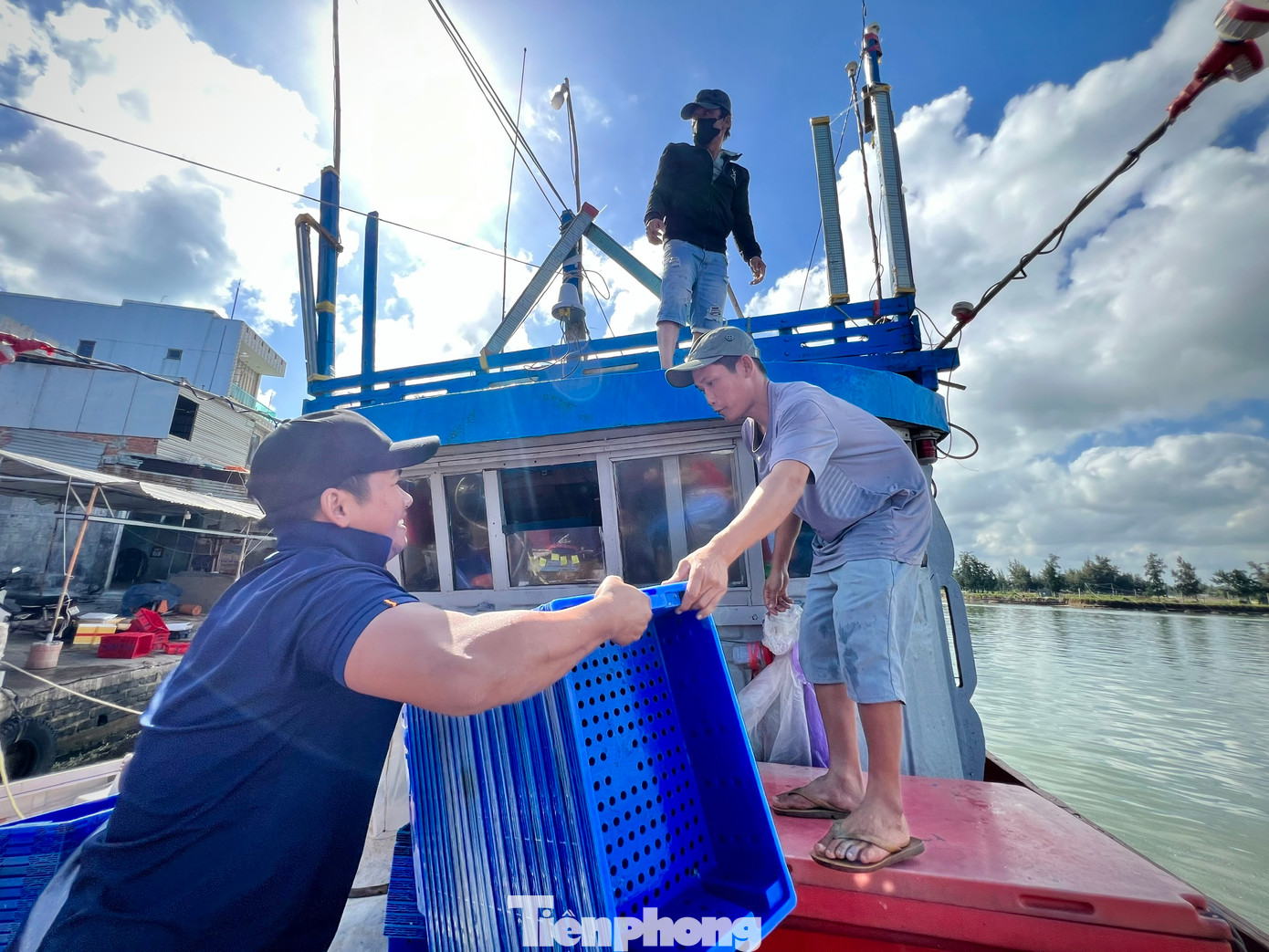 Theo các ngư dân, bán cá xong trở về nhà đón Tết cùng gia đình, đến tầm mồng 10 tháng Giêng, họ sẽ tiếp tục ra khơi đánh bắt thủy sản đầu năm mới. Theo các ngư dân, bán cá xong trở về nhà đón Tết cùng gia đình, đến tầm mồng 10 tháng Giêng, họ sẽ tiếp tục ra khơi đánh bắt thủy sản đầu năm mới.