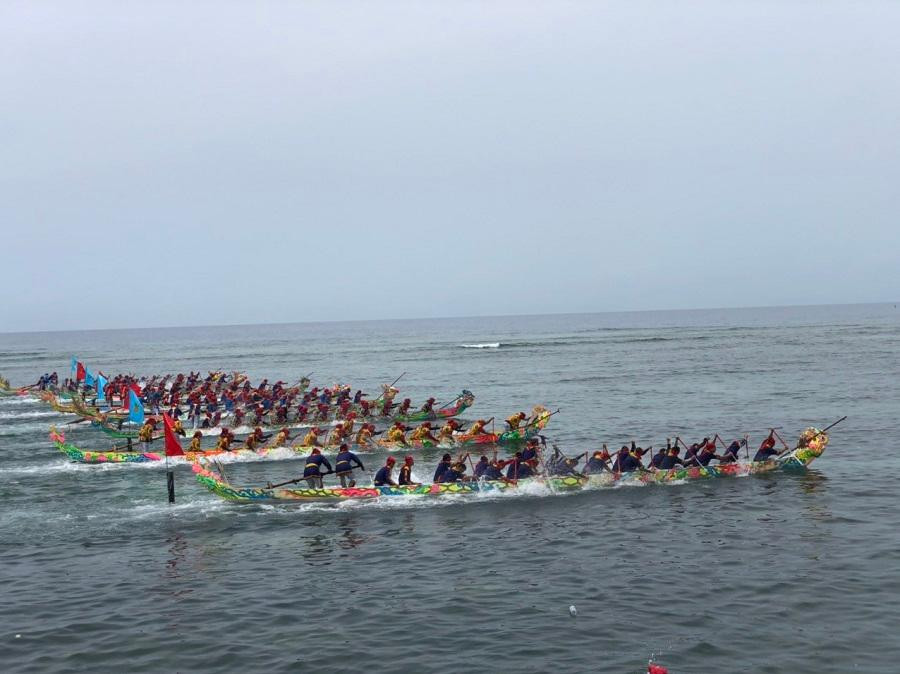 Các đội tham dự đua thuyền truyền thống Tứ Linh ở đảo Lý Sơn. Các đội tham dự đua thuyền truyền thống Tứ Linh ở đảo Lý Sơn.