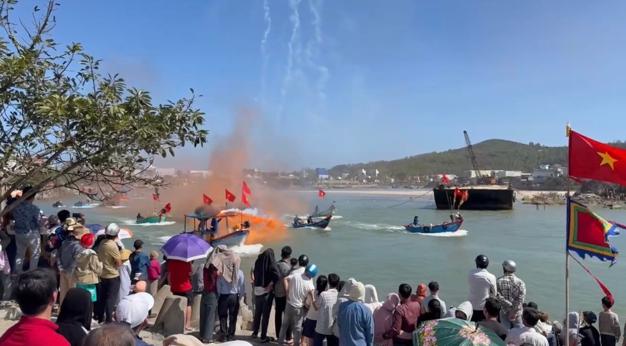 Tàu cá nổ máy hướng thẳng ra biển trong sự hò vang của người dân. Tàu cá nổ máy hướng thẳng ra biển trong sự hò vang của người dân.