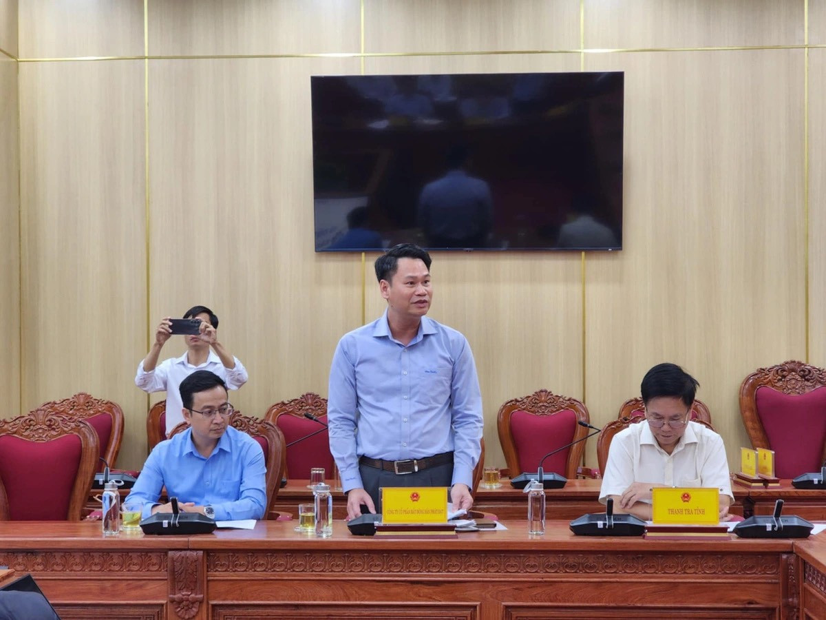 Đại diện Công ty CP phát triển bất động sản Phát Đạt nêu vướng mắc dự án để tỉnh tháo gỡ. Ảnh: TM