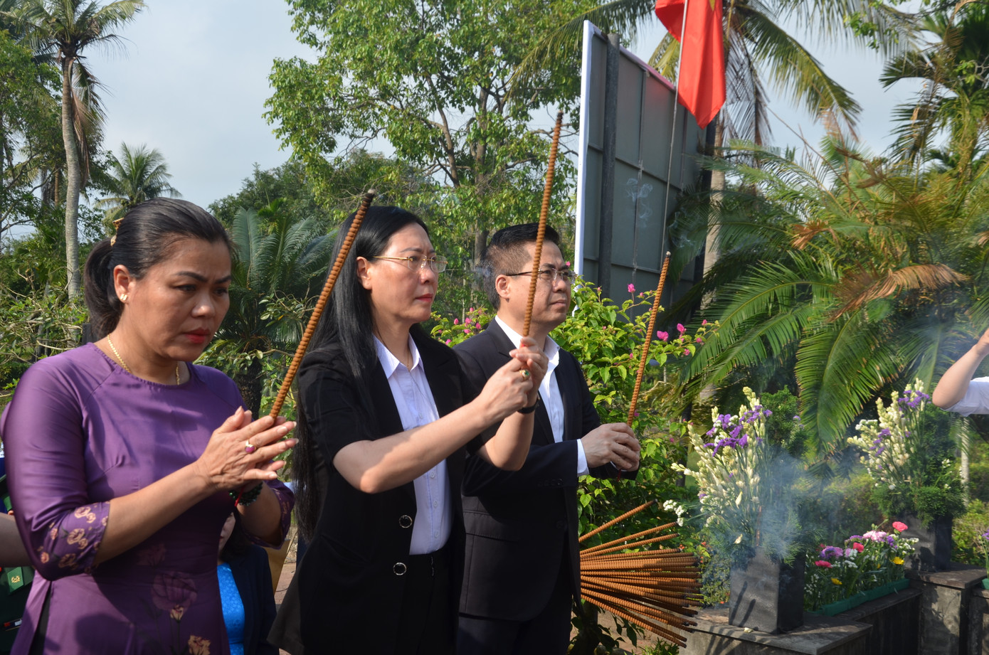 Bà Bùi Thị Quỳnh Vân - Bí thư Tỉnh ủy Quảng Ngãi (ở giữa) và ông Nguyễn Hoàng Giang - Chủ tịch UBND tỉnh dâng hương tưởng nhớ vụ thảm sát. Bà Bùi Thị Quỳnh Vân - Bí thư Tỉnh ủy Quảng Ngãi (ở giữa) và ông Nguyễn Hoàng Giang - Chủ tịch UBND tỉnh dâng hương tưởng nhớ vụ thảm sát.