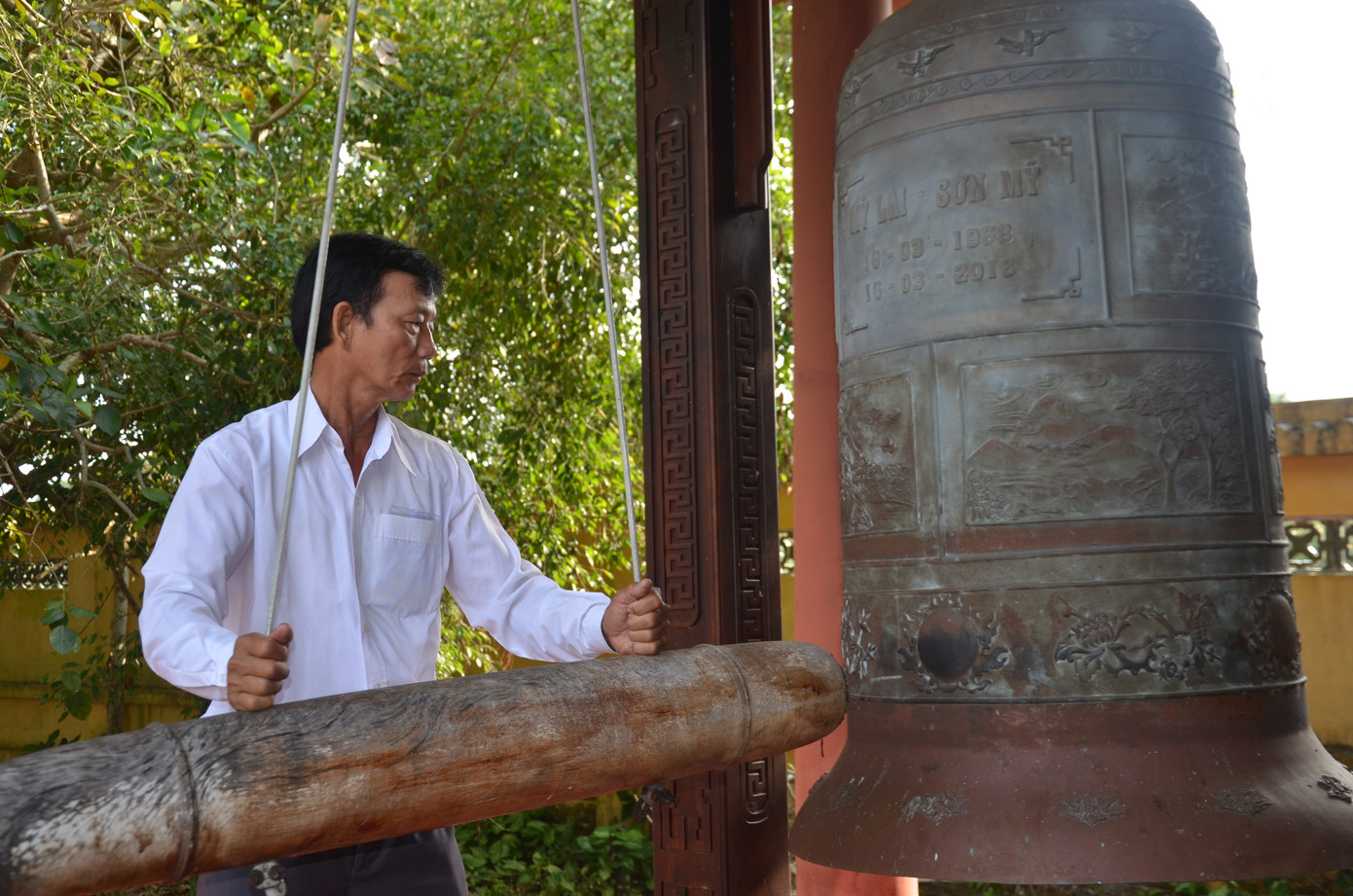 Tháp chuông này có tên Hòa Bình và nghi thức đánh chuông 5 hồi và 4 tiếng chuông gợi nhớ 504 thường dân vô tội bị sát hại. Tháp chuông này có tên Hòa Bình và nghi thức đánh chuông 5 hồi và 4 tiếng chuông gợi nhớ 504 thường dân vô tội bị sát hại.