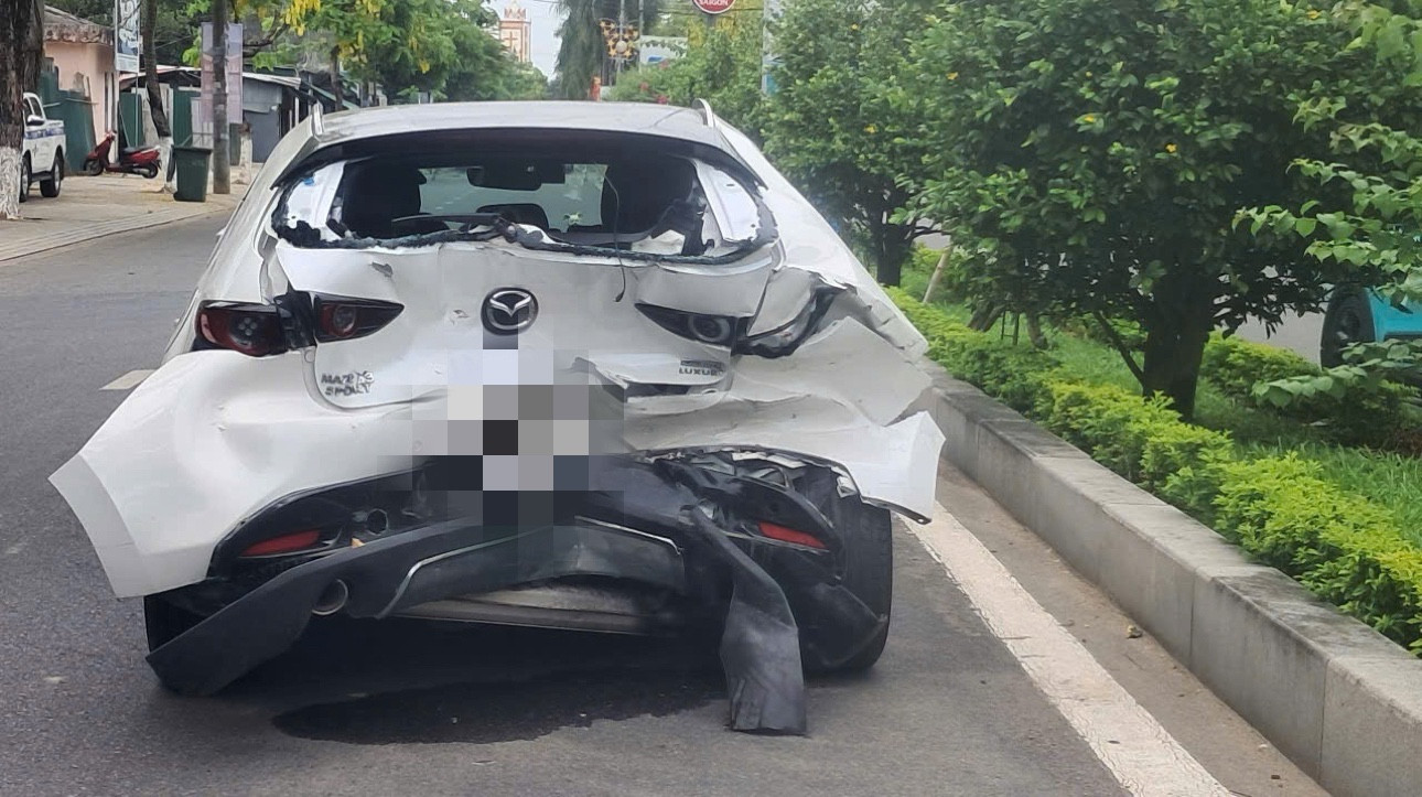 Hai xe bị biến dạng.