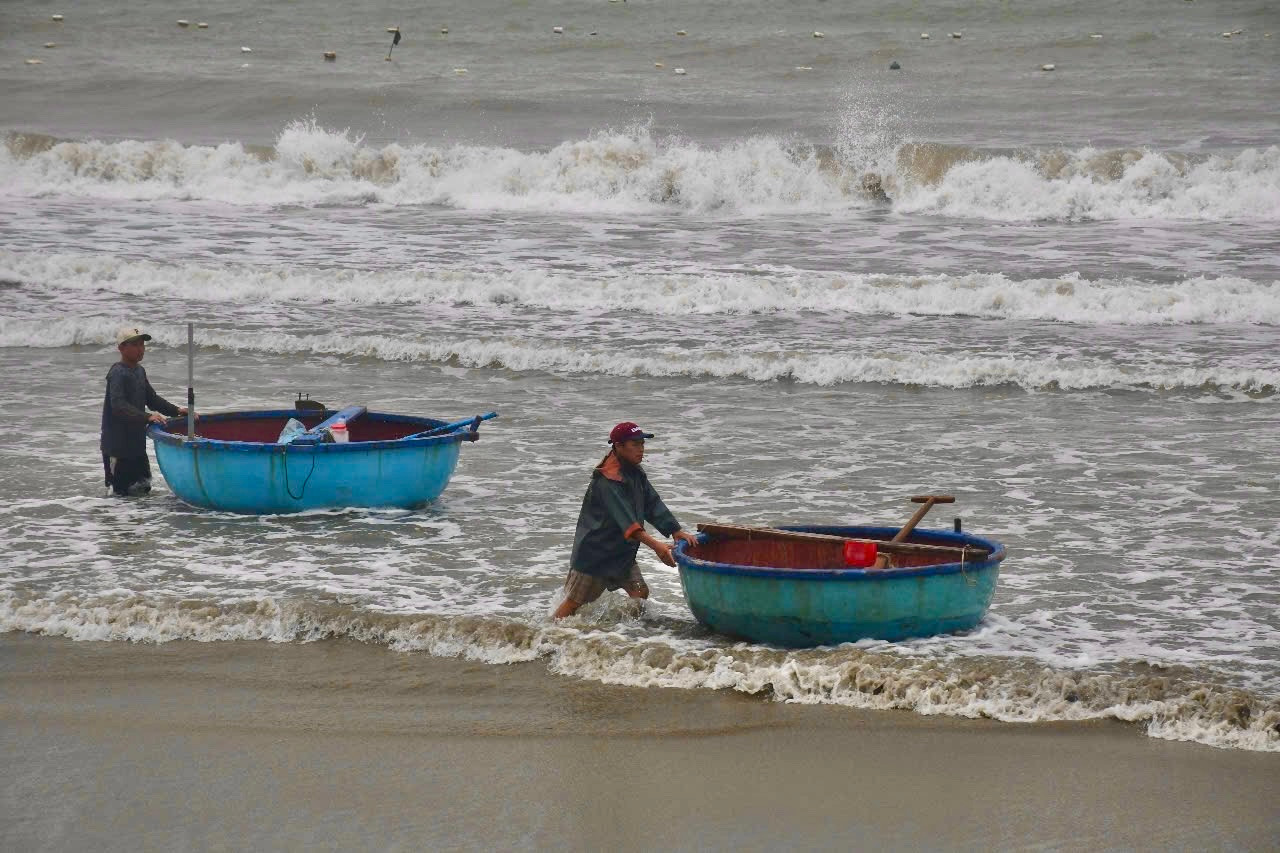 Dù thời tiết mưa lạnh kéo dài gây không ít khó khăn cho công việc đánh bắt nhưng bù lại, số lượng tôm đánh bắt được nhiều, điều này giúp ngư dân có khoản thu nhập lớn. Ảnh: Nguyễn Ngọc