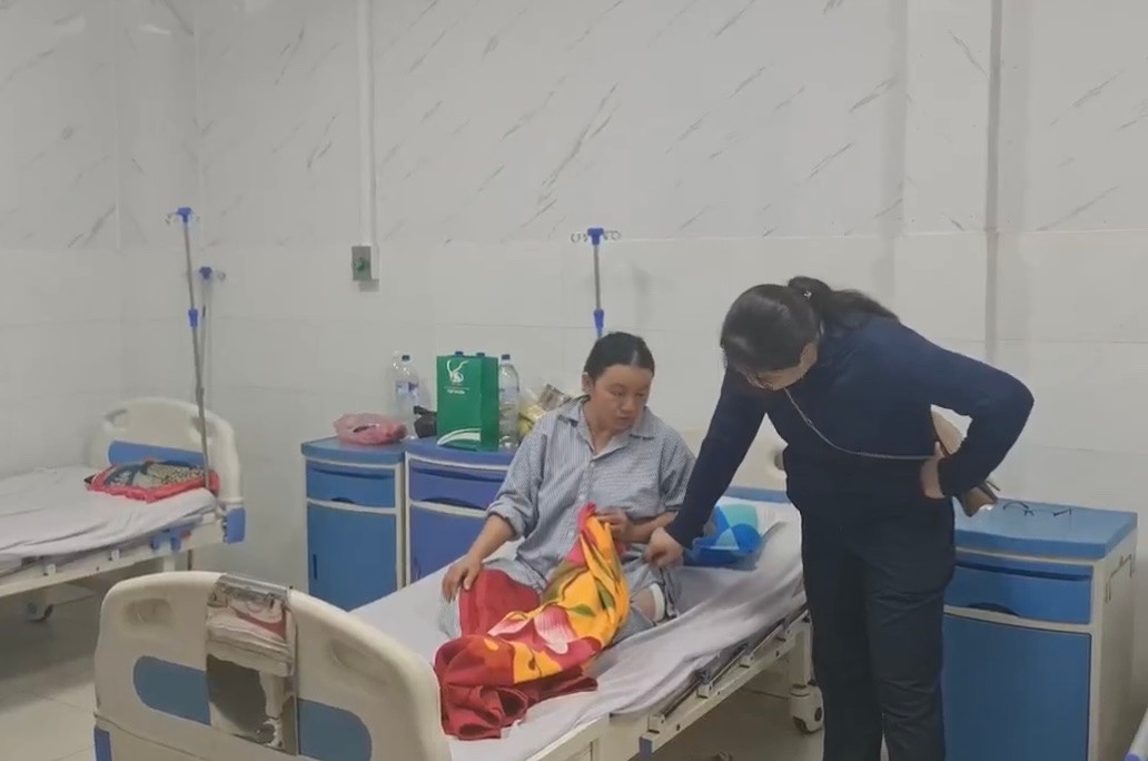 Hiện hai nữ lao công đang nằm viện điều trị. Hiện hai nữ lao công đang nằm viện điều trị.