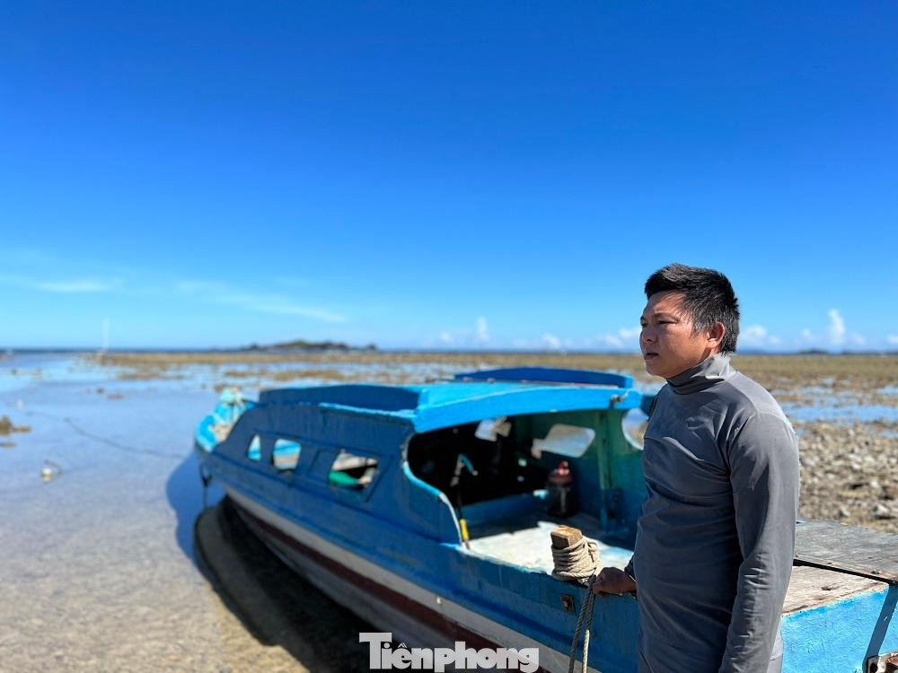 Thoát chết trở về, nhưng thuyền trưởng Nở vẫn đau đáu dõi ra biển ngóng 2 bạn thuyền mất tích. Ảnh Nguyễn Ngọc