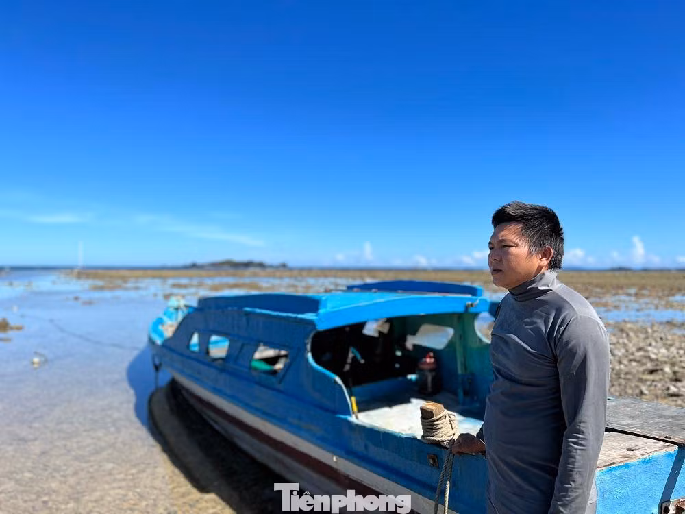 Thoát chết trở về, nhưng thuyền trưởng Nở vẫn đau đáu dõi ra biển ngóng 2 bạn thuyền mất tích. Ảnh Nguyễn Ngọc