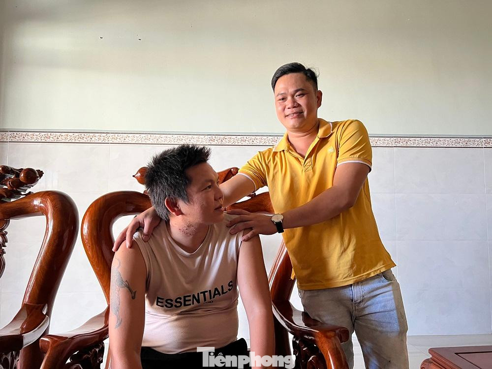 Thuyền trưởng Nguyễn Văn Nở (ngồi) và ân nhân cứu sống mình cùng 8 bạn tàu giữa lúc sinh tử là thuyền trưởng Nguyễn Tấn Ngọt (áo vàng) - ảnh Nguyễn Ngọc.