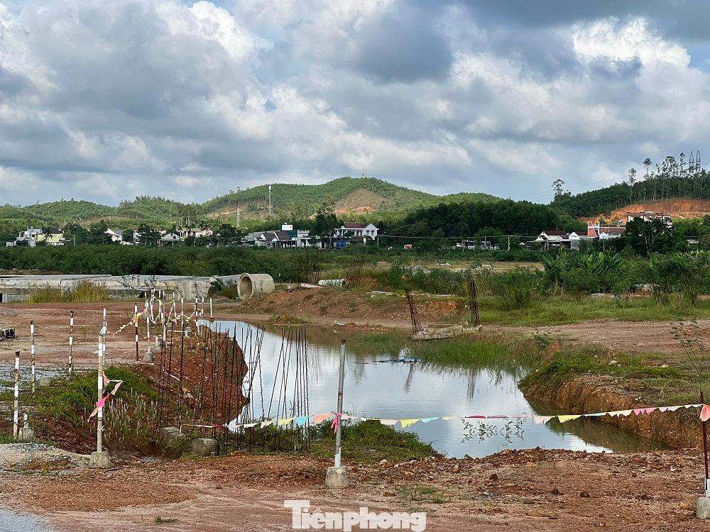 Chủ đầu tư nhiều lần lén lút san ủi mặt bằng, thi công công trình, dù thiếu hàng loạt các thủ tục pháp lý. Chủ đầu tư nhiều lần lén lút san ủi mặt bằng, thi công công trình, dù thiếu hàng loạt các thủ tục pháp lý.