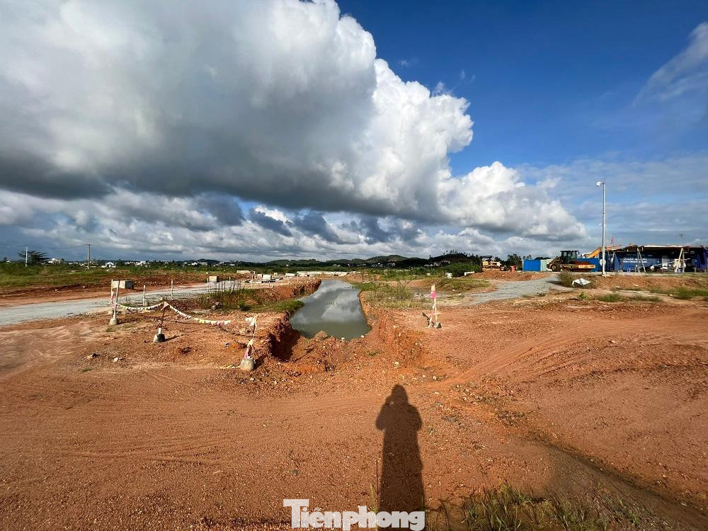 Nhiều ha đất lúa đã bị doanh nghiệp ngang nhiên san lấp dù chưa có giấy phép xây dựng, chưa chuyển đổi mục đích sử dụng đất từ chính quyền tỉnh Quảng Ngãi. Nhiều ha đất lúa đã bị doanh nghiệp ngang nhiên san lấp dù chưa có giấy phép xây dựng, chưa chuyển đổi mục đích sử dụng đất từ chính quyền tỉnh Quảng Ngãi.