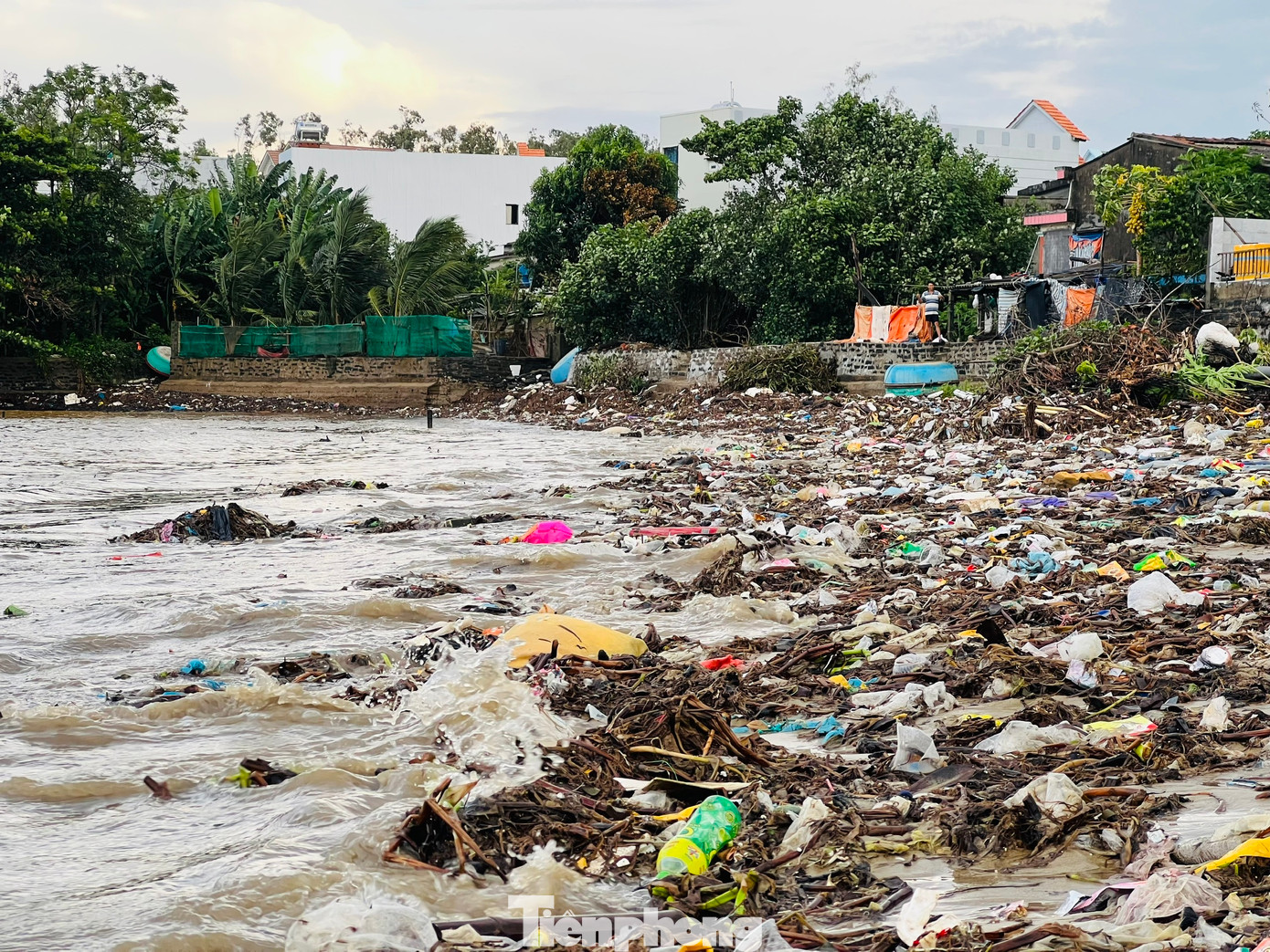 Hơn 300m khu vực bờ biển thôn An Vĩnh ngập rác sau mỗi lần mưa lũ. Hơn 300m khu vực bờ biển thôn An Vĩnh ngập rác sau mỗi lần mưa lũ.