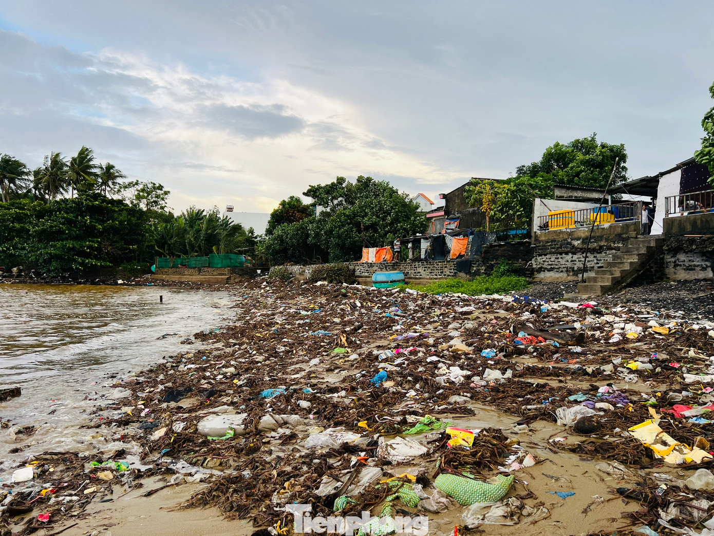 Ngày qua ngày, rác cứ tấp vào bờ biển, lớp trước bị vùi lấp thì lớp sau lại phủ lên. Cả bờ biển kết dày rác thải. Hàng trăm hộ dân nơi đây buộc phải sống chung với rác. (Ảnh: Nguyễn Ngọc)