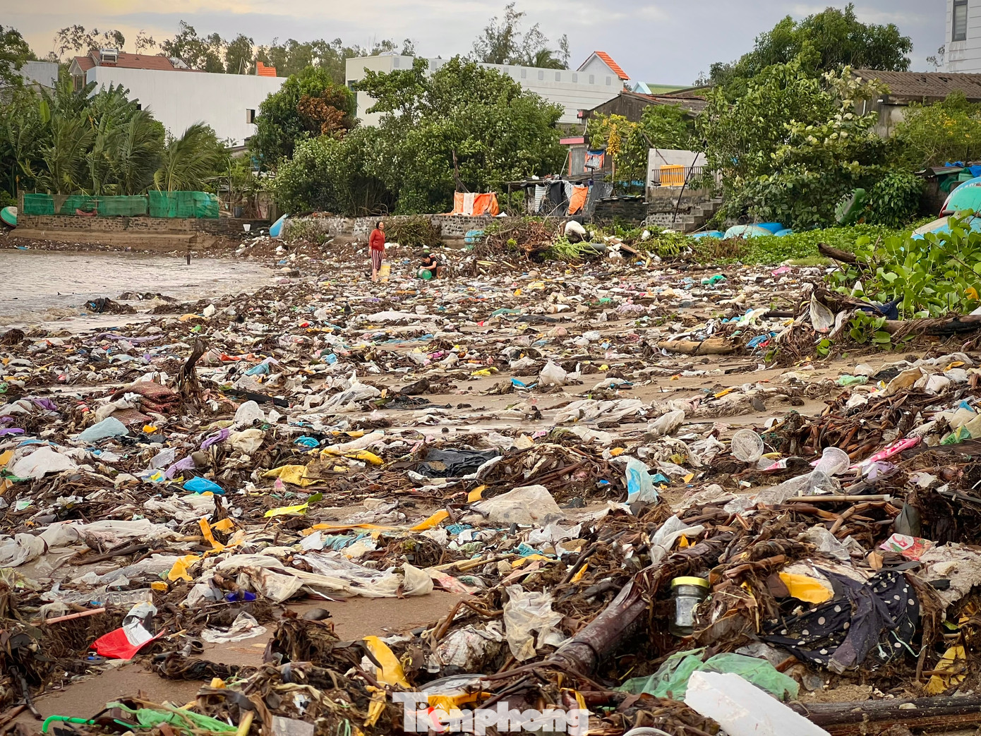 Ngày qua ngày, rác cứ tấp vào bờ biển, lớp trước bị vùi lấp thì lớp sau lại phủ lên. Cả bờ biển kết dày rác thải. Hàng trăm hộ dân nơi đây buộc phải sống chung với rác. (Ảnh: Nguyễn Ngọc)