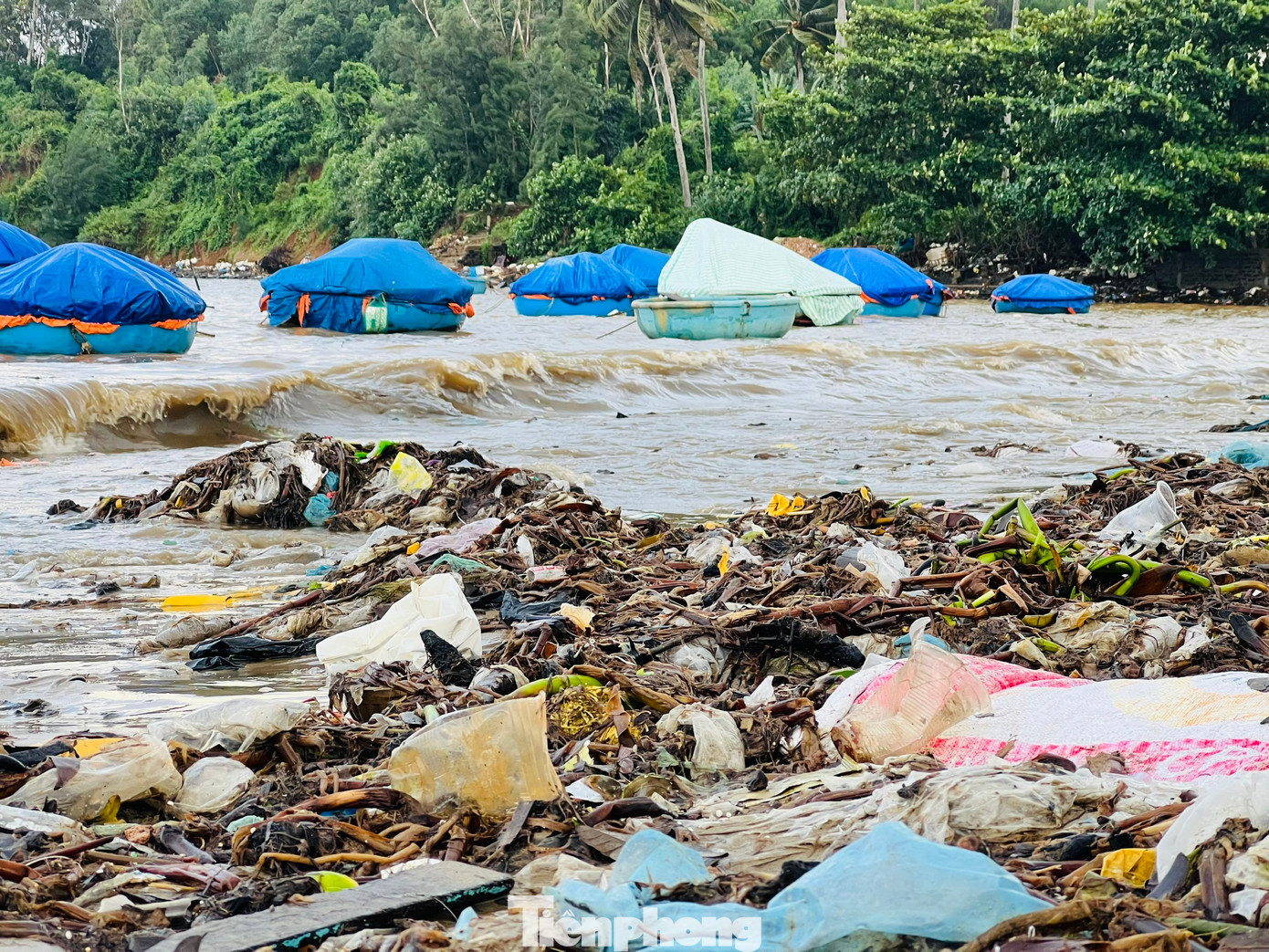 Được biết, tình trạng này không chỉ bây giờ mới diễn ra mà theo người dân, mùa mưa lũ năm nào cũng có. (Ảnh: Nguyễn Ngọc)