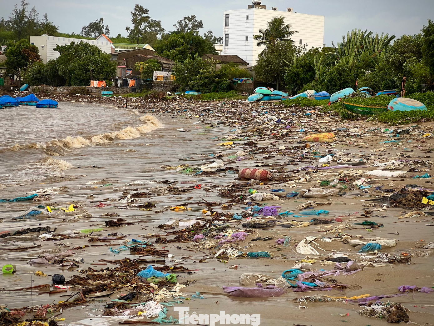 Rác thải nhuộm đen, kéo thành vệt dài. Rác chủ yếu là túi nilon, rác thải nhựa, củi khô, bèo tây, xác động vật…dồn thành từng đống, trải dài bờ biển gần 300m. (Ảnh: Nguyễn Ngọc)