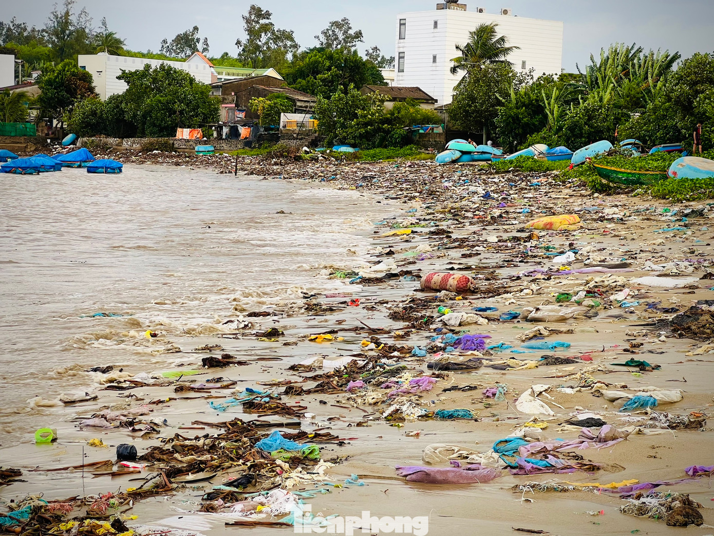 Đặc biệt là mỗi mùa mưa bão đi qua kết hợp với triều cường đã kéo theo một lượng rác rất lớn tấp vào bờ biển ở thôn An Vĩnh. Qua mùa mưa lũ, chính quyền địa phương cùng người dân thường xuyên tổ chức các đợt ra quân dọn dẹp rác thải ở biển này, nhưng đâu lại vào đó. (Ảnh: Nguyễn Ngọc)
