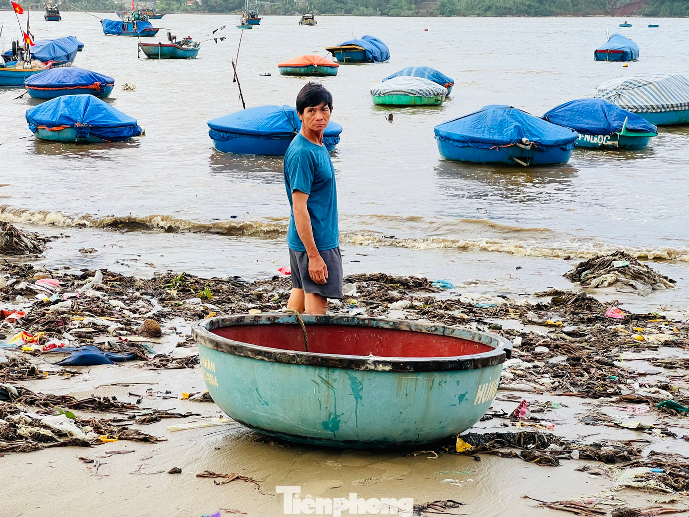 Rác tràn ra sát mép nước, tiếp tục bị sóng đánh lên bờ, khiến việc ra vào biển để mưu sinh của ngư dân gặp rất nhiều khó khăn. (Ảnh: Nguyễn Ngọc)