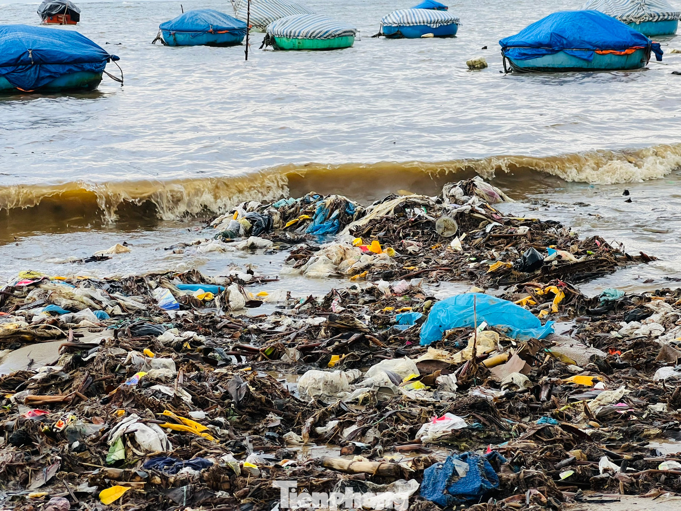 Theo lãnh đạo UBND xã Tịnh Kỳ (TP Quảng Ngãi), tình trạng rác thải tấp vào bờ biển gây ô nhiễm đã kéo dài nhiều năm qua, ảnh hưởng rất lớn đến đời sống người dân địa phương. (Ảnh: Nguyễn Ngọc)