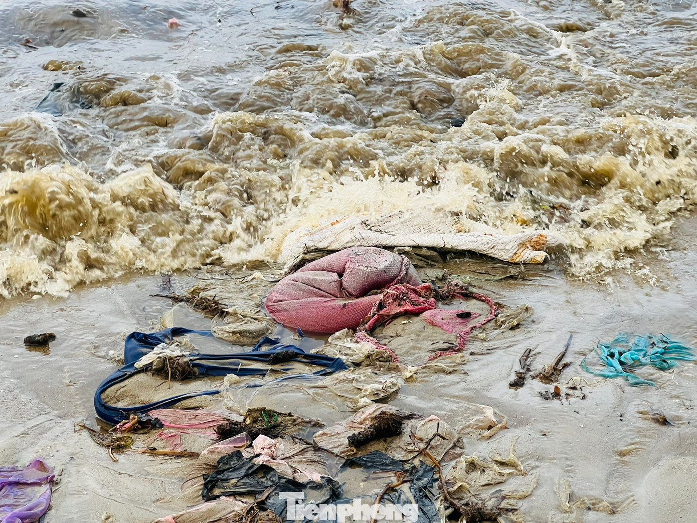 “Bờ biển thôn An Vĩnh như cái vịnh nhỏ, dòng chảy đẩy rác dạt vào đây hết. Rác nhiều lắm, cách đây 1 tuần mới dọn sạch thì bây giờ lại đầy bờ biển”, ông Lự ngậm ngùi. (Ảnh: Nguyễn Ngọc)