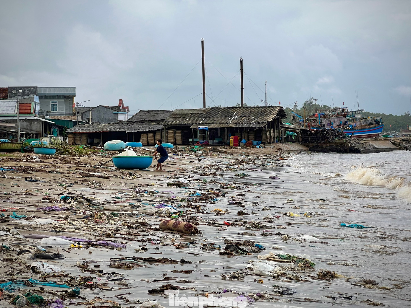 Rác thải nhuộm đen, kéo thành vệt dài. Rác chủ yếu là túi nilon, rác thải nhựa, củi khô, bèo tây, xác động vật…dồn thành từng đống, trải dài bờ biển gần 300m. (Ảnh: Nguyễn Ngọc)
