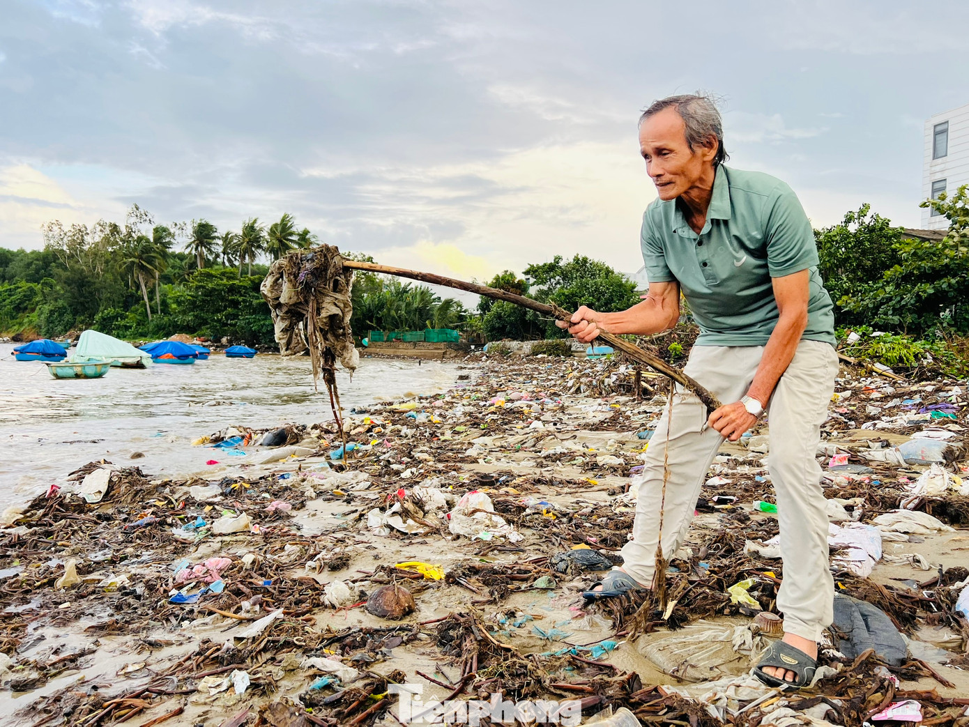 Theo ghi nhận của PV vào chiều 1/11, tại khu vực bờ biển thôn An Vĩnh (xã Tịnh Kỳ, TP Quảng Ngãi) một khối lượng rác khổng lồ bị sóng biển đánh vào bờ, chất thành từng đống lớn, khiến bờ biển trở nên nhếch nhác, ô nhiễm. (Ảnh: Nguyễn Ngọc)