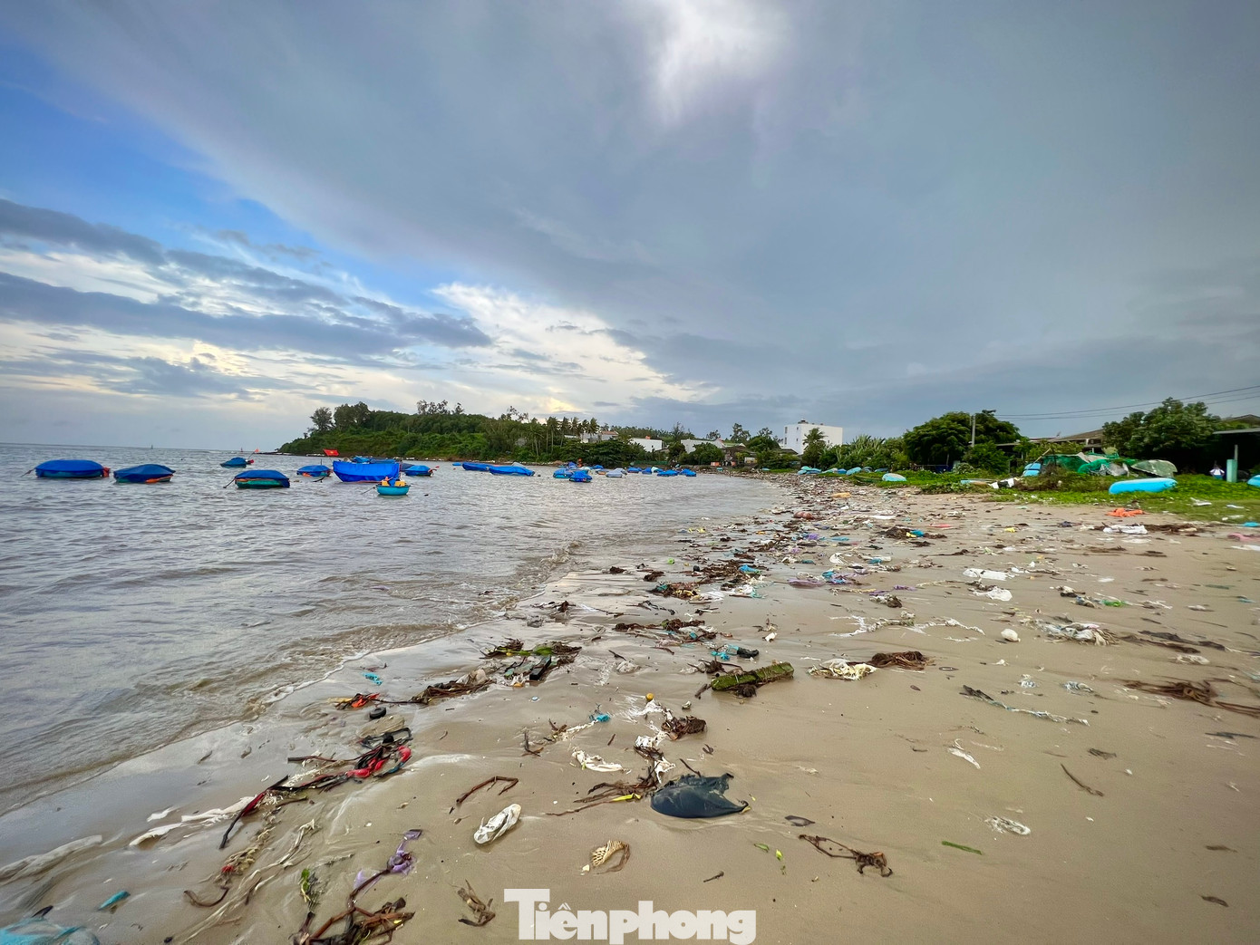 Suốt nhiều năm qua cứ đến mùa bão lũ, mưa lớn, tại khu vực bờ biển thôn An Vĩnh (xã Tịnh Kỳ, TP Quảng Ngãi) trở thành “vũng rác” từ các con sông đổ ra cửa biển. (Ảnh: Nguyễn Ngọc)