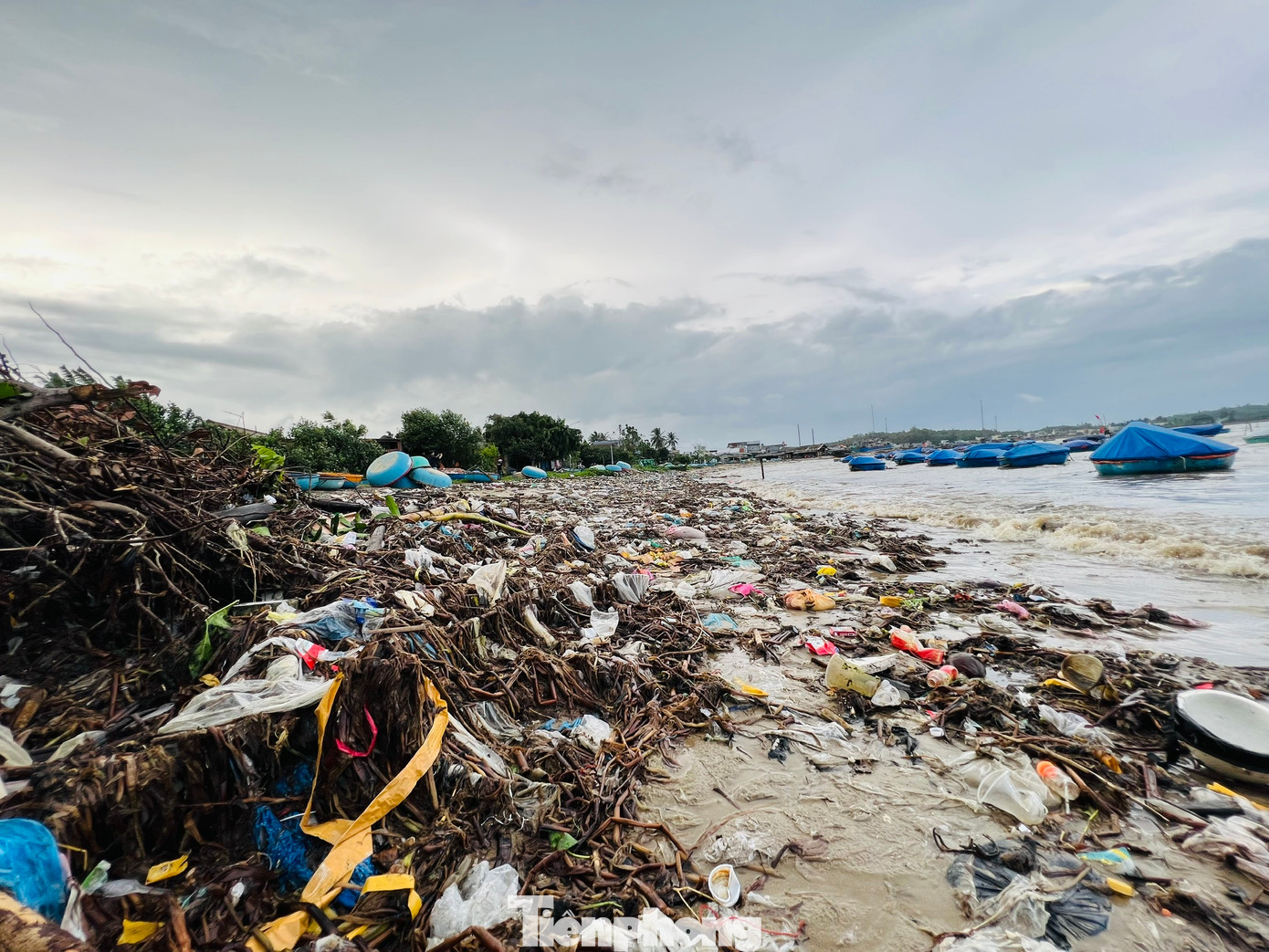 Triều cường mạnh đã cuốn theo hàng tấn rác thải từ các dòng sông, suối từ thượng nguồn trôi về biển. Sóng biển lại đẩy ngược vào rồi "tập kết" rác trên bờ biển thôn An Vĩnh. Bờ biển lúc này trở thành bãi rác lộ thiên. (Ảnh: Nguyễn Ngọc)