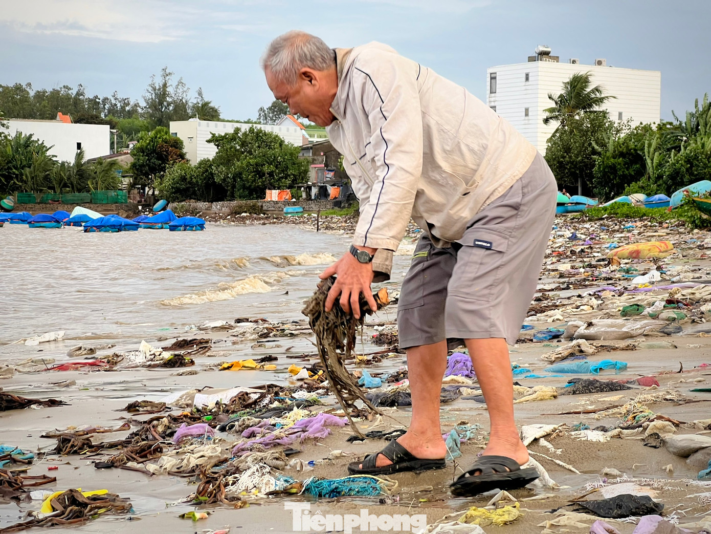 Theo ghi nhận của PV vào chiều 1/11, tại khu vực bờ biển thôn An Vĩnh (xã Tịnh Kỳ, TP Quảng Ngãi) một khối lượng rác khổng lồ bị sóng biển đánh vào bờ, chất thành từng đống lớn, khiến bờ biển trở nên nhếch nhác, ô nhiễm. (Ảnh: Nguyễn Ngọc)