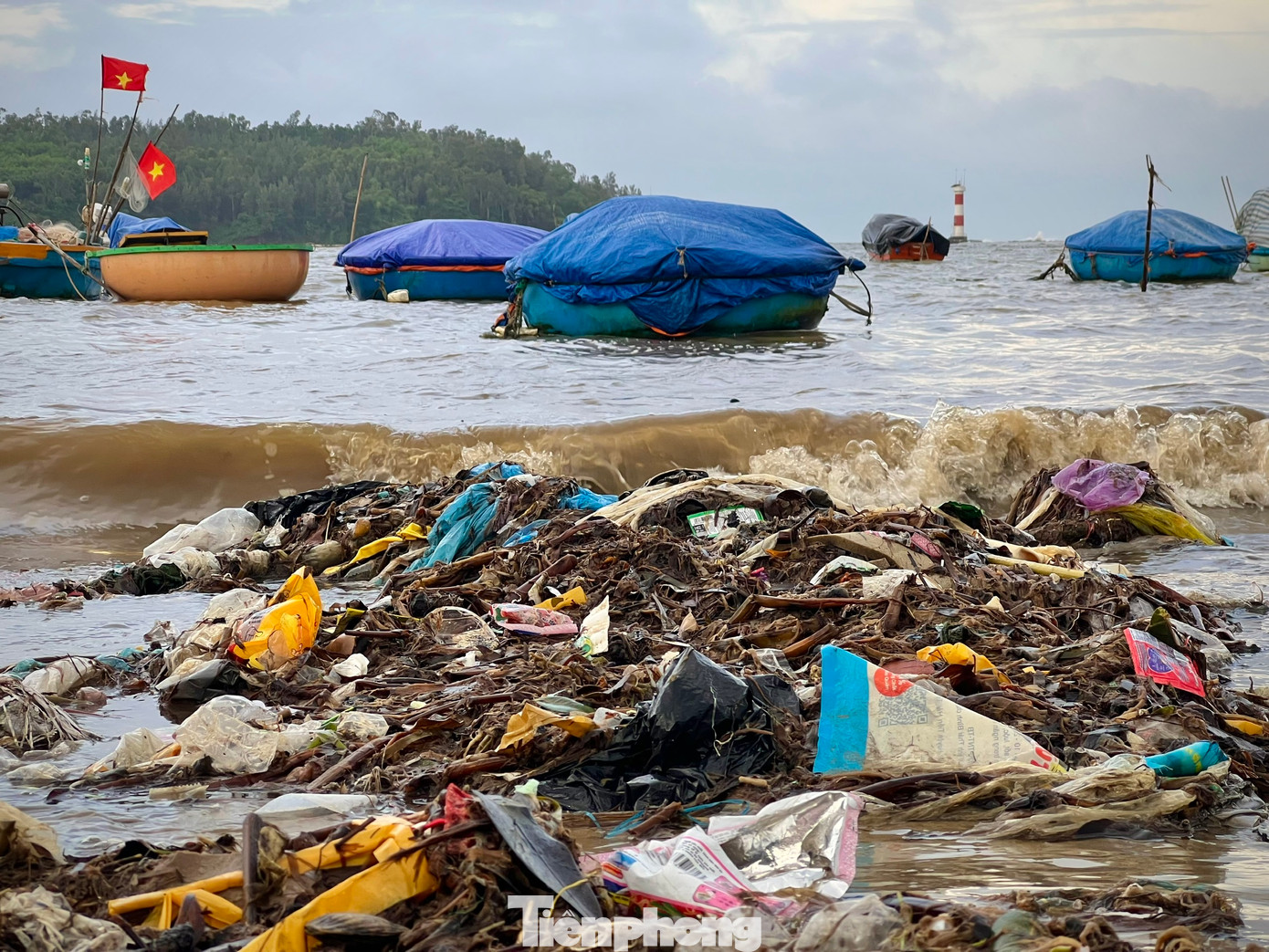 Được biết, tình trạng này không chỉ bây giờ mới diễn ra mà theo người dân, mùa mưa lũ năm nào cũng có. (Ảnh: Nguyễn Ngọc)