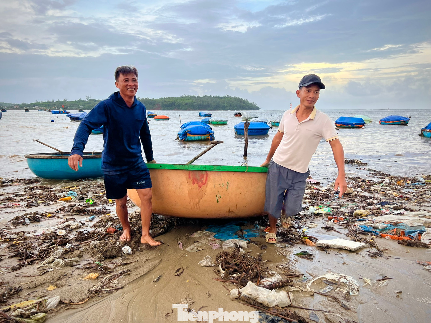 Rác tràn ra sát mép nước, tiếp tục bị sóng đánh lên bờ, khiến việc ra vào biển để mưu sinh của ngư dân gặp rất nhiều khó khăn. (Ảnh: Nguyễn Ngọc)