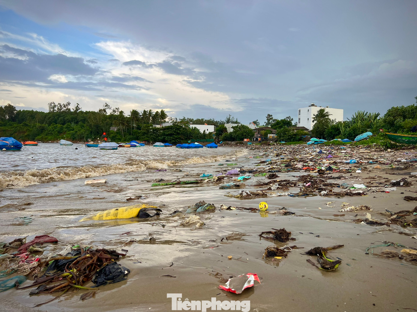 Đặc biệt là mỗi mùa mưa bão đi qua kết hợp với triều cường đã kéo theo một lượng rác rất lớn tấp vào bờ biển ở thôn An Vĩnh. Qua mùa mưa lũ, chính quyền địa phương cùng người dân thường xuyên tổ chức các đợt ra quân dọn dẹp rác thải ở biển này, nhưng đâu lại vào đó. (Ảnh: Nguyễn Ngọc)