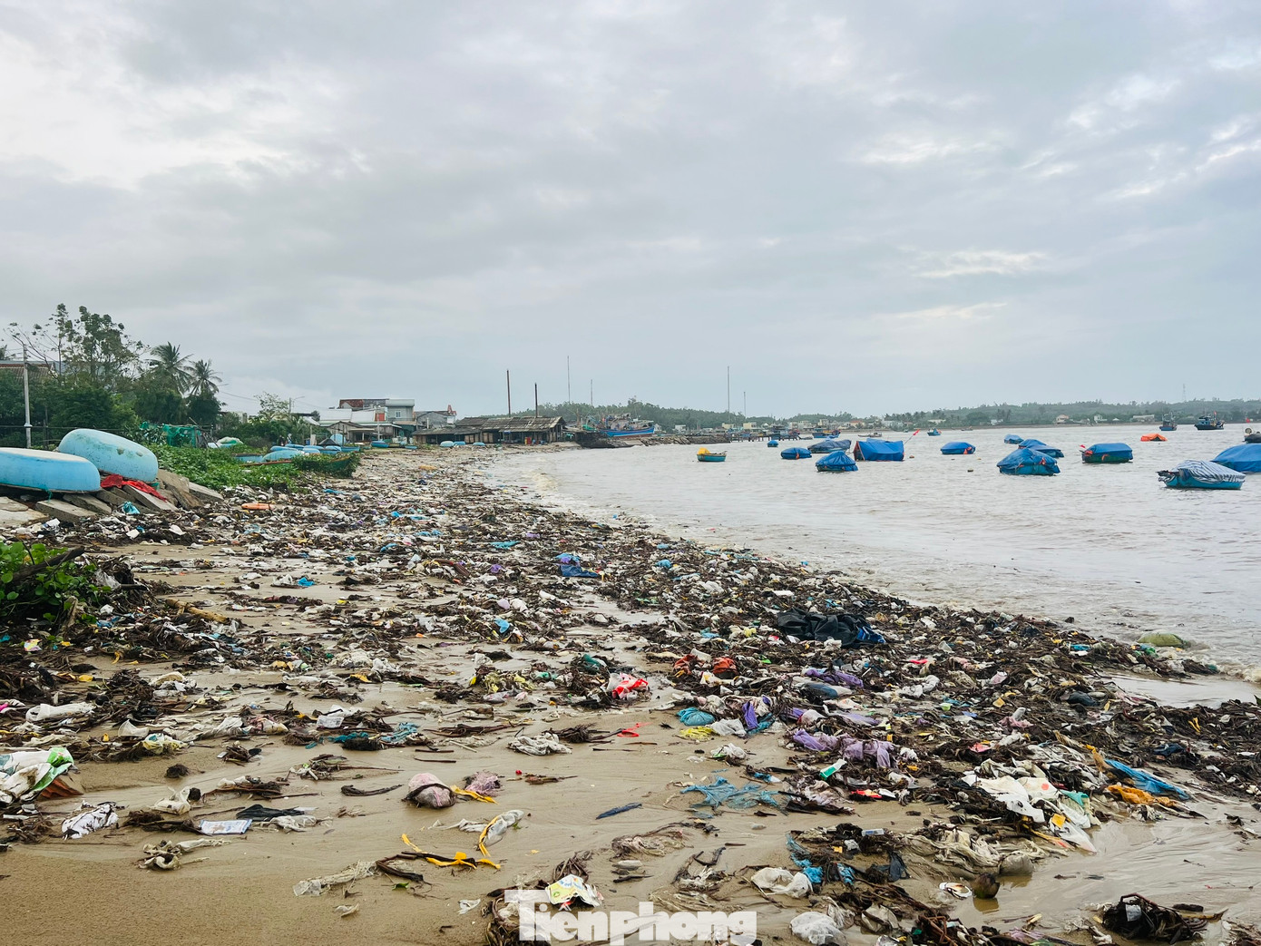 Suốt nhiều năm qua cứ đến mùa bão lũ, mưa lớn, tại khu vực bờ biển thôn An Vĩnh (xã Tịnh Kỳ, TP Quảng Ngãi) trở thành “vũng rác” từ các con sông đổ ra cửa biển. (Ảnh: Nguyễn Ngọc)